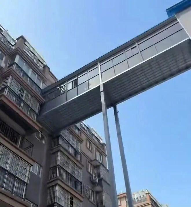 【小区楼栋加装电梯只到1个楼层！这家住户有实力？真相出人意料，网友：是个省钱思路