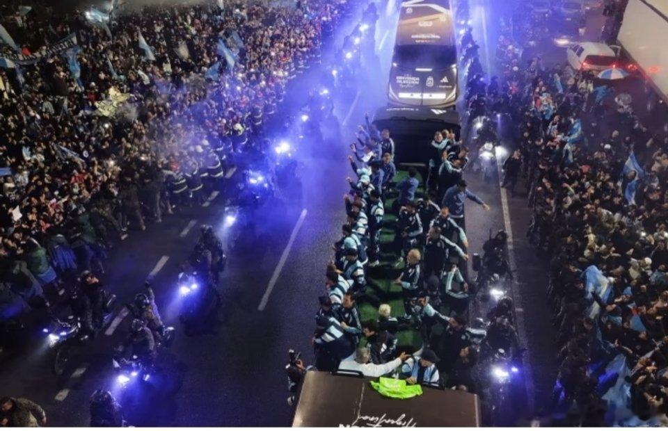 阿根廷乘机回国获球迷冒雨迎接！阿根廷对回国受到球迷欢迎 2026年美加墨世界杯决