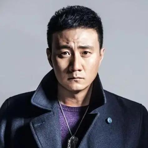 胡军的妹妹在外面受了同学的欺负，他把人家打了一顿。光怕父亲揍他，吓的连家也不敢回