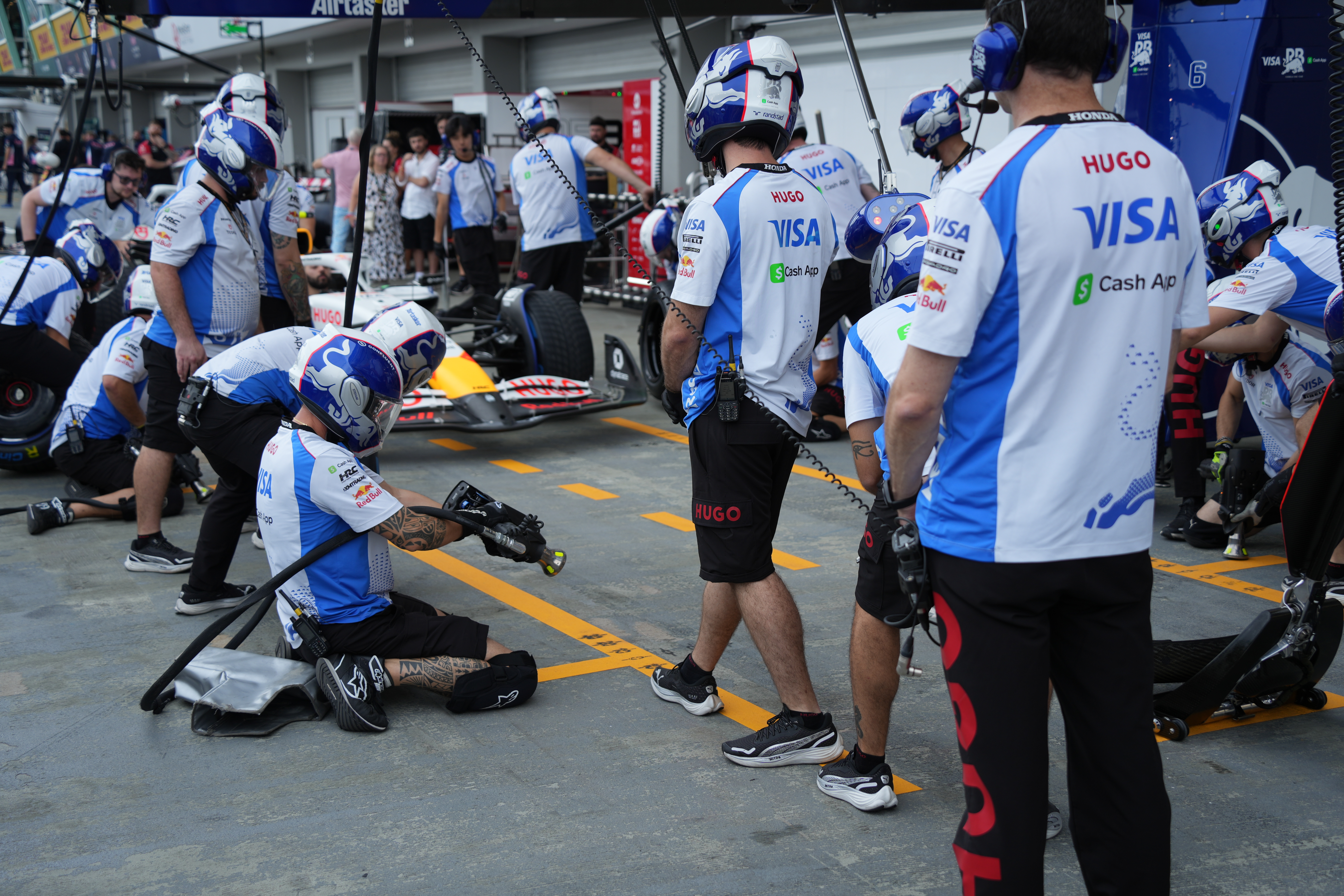 当你要拍换胎练习，然后下一张……[二哈]F12025F1新加坡大奖赛 ​​​