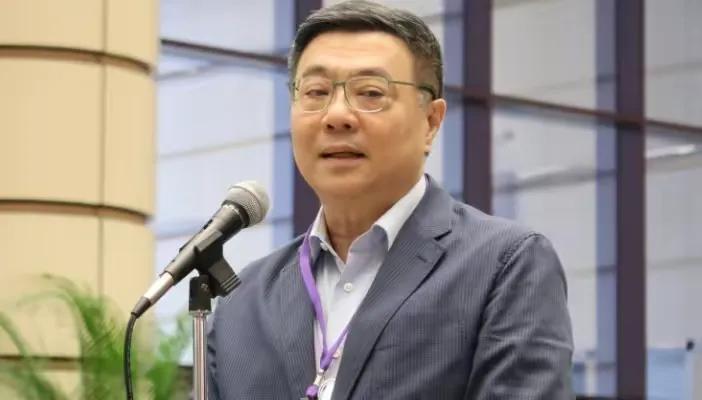 快讯卓荣泰被赖拔升为行政院长，副负责人为郑丽君。卓荣泰为前民进档过度主席，知名媒
