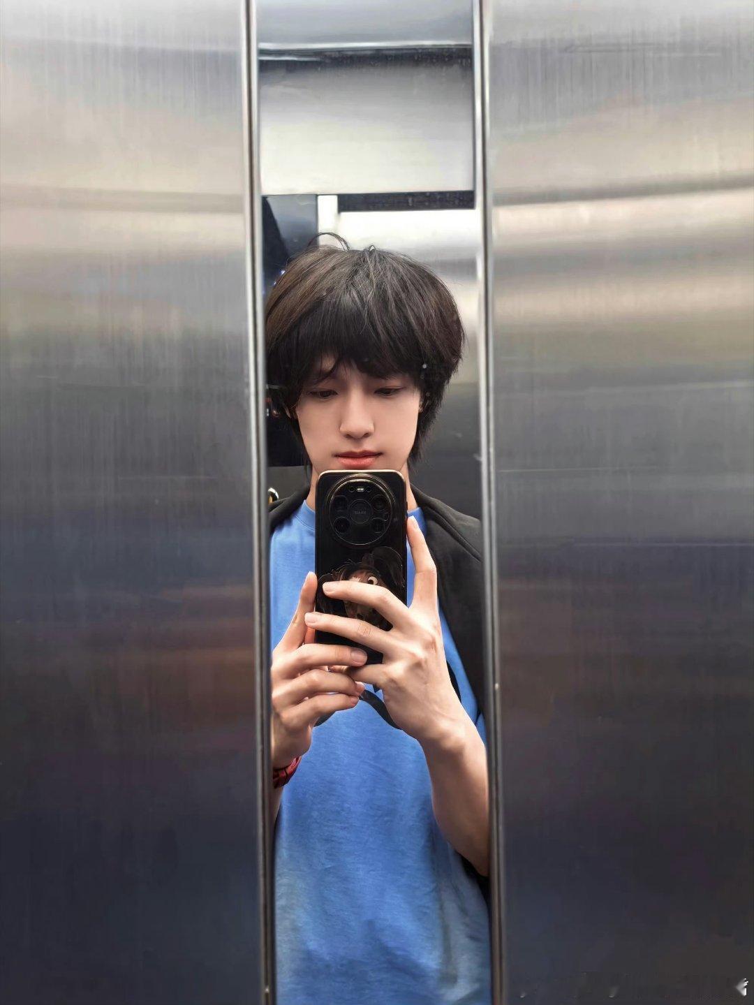 张泽禹剪发前留下的珍贵影像珍藏长毛小宝绝版画面，蓬松发丝衬得眉眼温柔干净，是独一