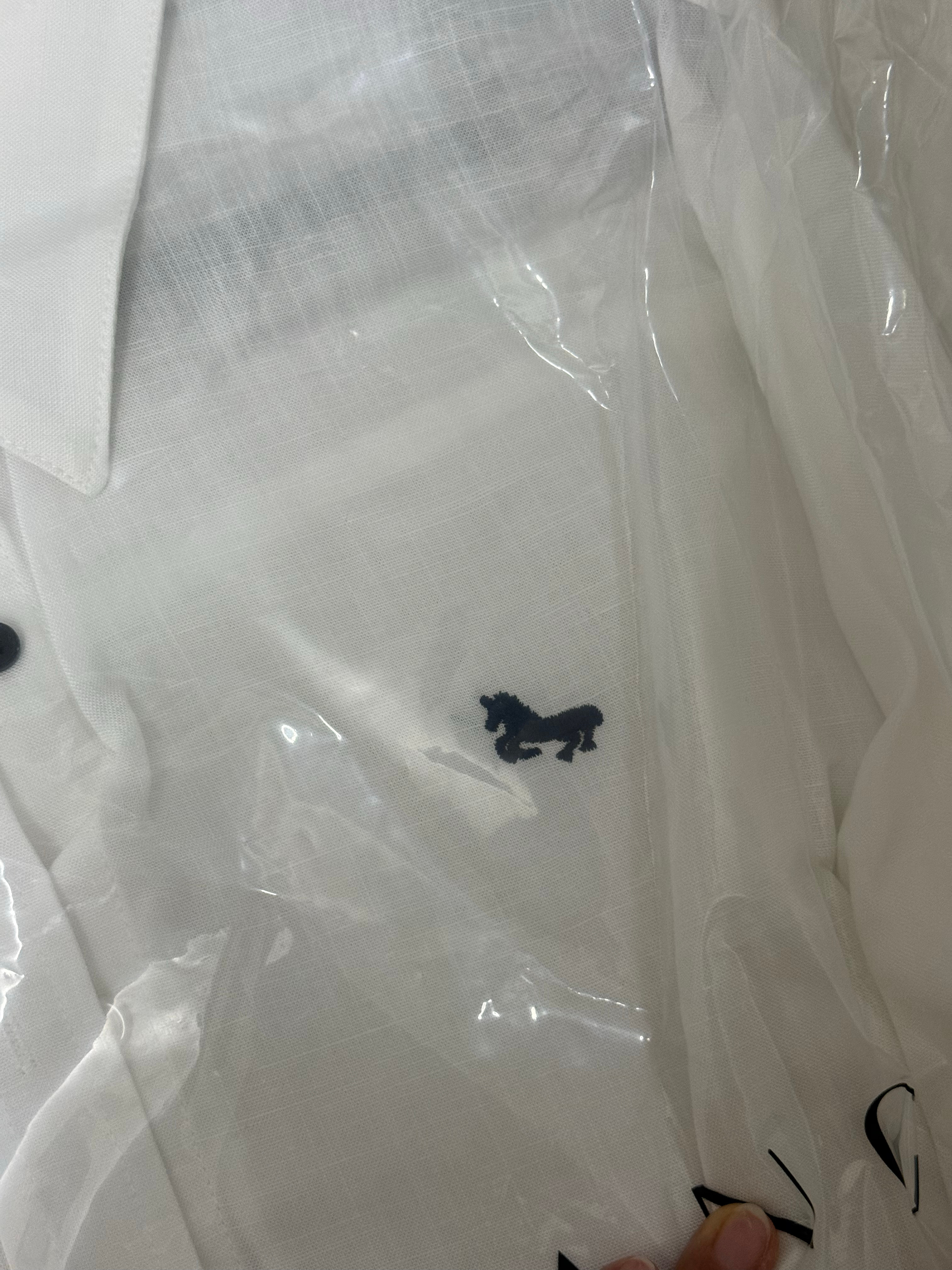 买了件小马衬衫，没有正面照片选项写的有标版和无标版，我以为是polo标呢，结果真