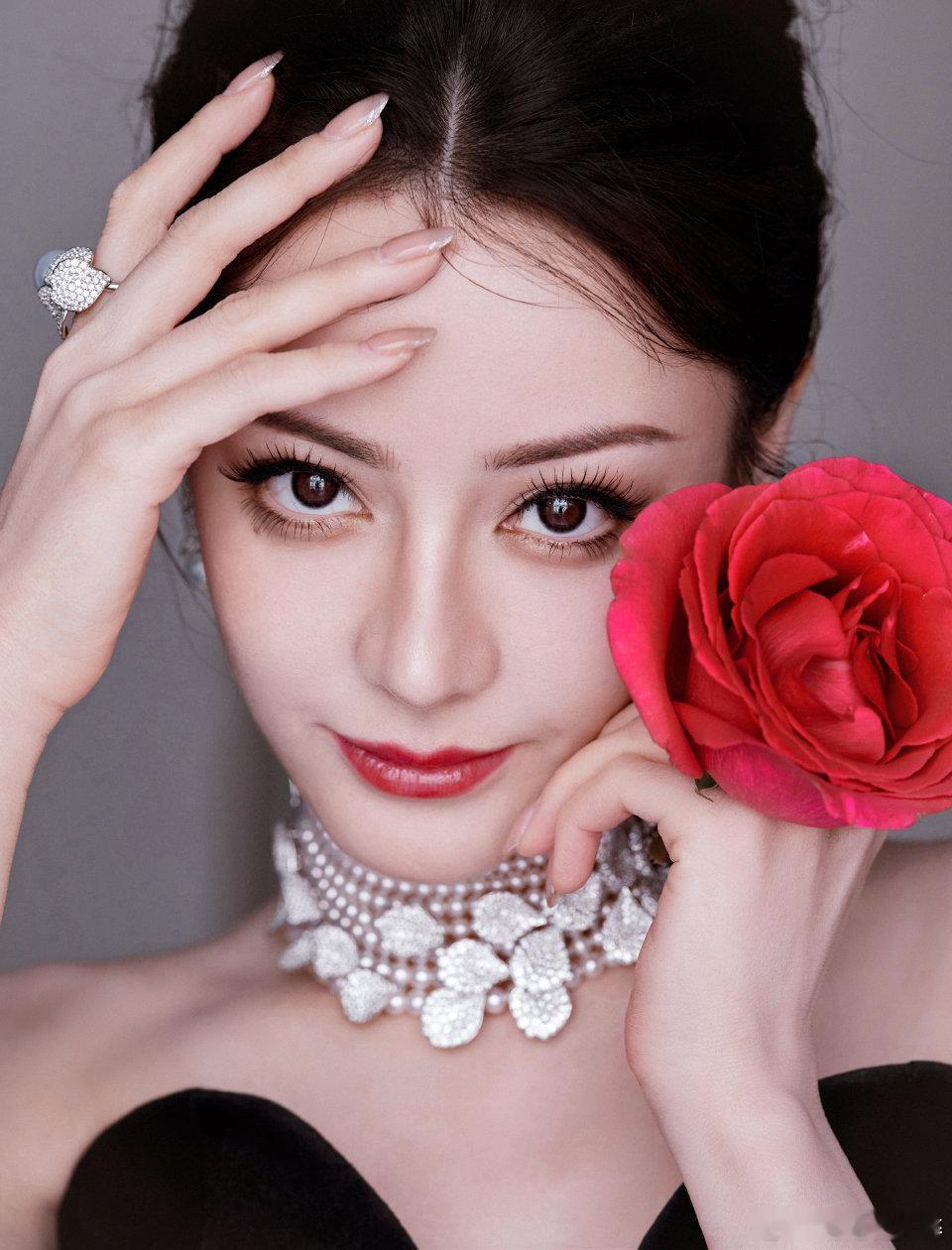 迪丽热巴黑丝绒玫瑰裙迪丽热巴怼脸就是无敌的！！！期待迪丽热巴[打call][打c