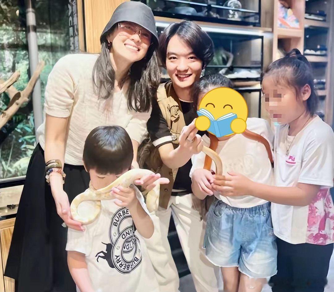 #章子怡带儿女逛爬宠店##章子怡带孩子逛爬宠店# 章子怡懒理汪峰新恋情，带儿女逛