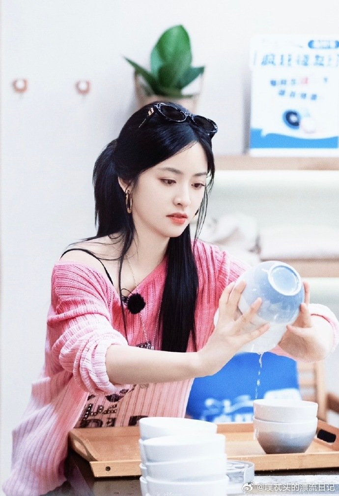 沈月当老板一定亏本 沈月也太适合当朋友了！创业只讲情怀不讲收益，大方又温柔，谁能