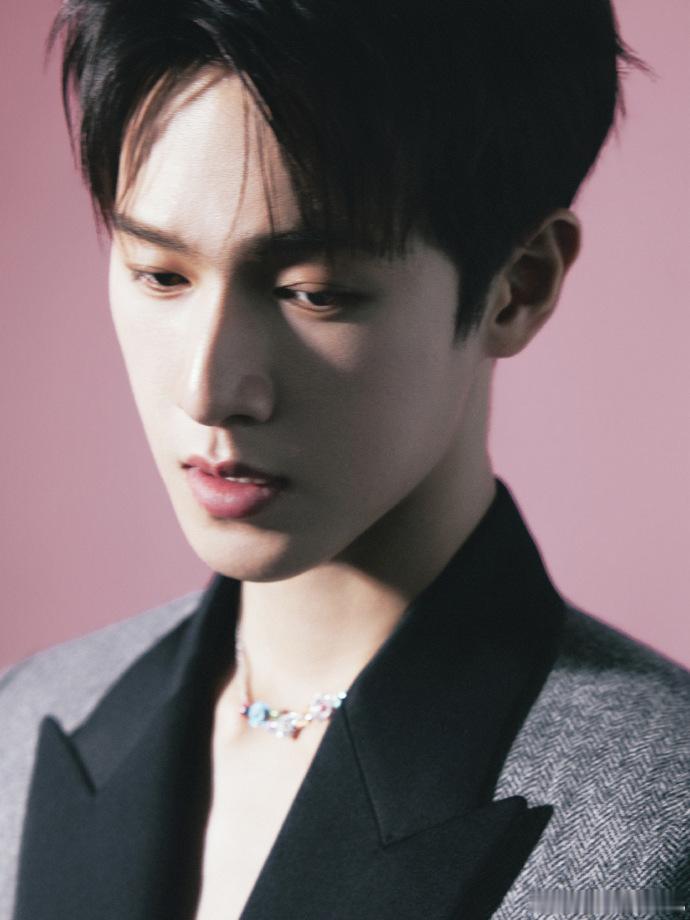 李昀锐与邓为的迪奥品牌活动造型图相继释出，造型设计兼具品牌辨识度与个人风格，展现