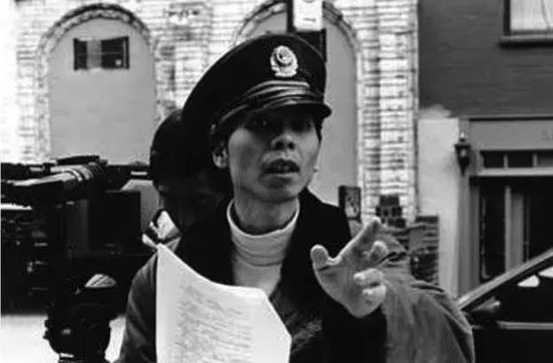 冯小刚身着这身行头执导《北京人在纽约》时的模样。这部于1993年拍摄制作的剧集，
