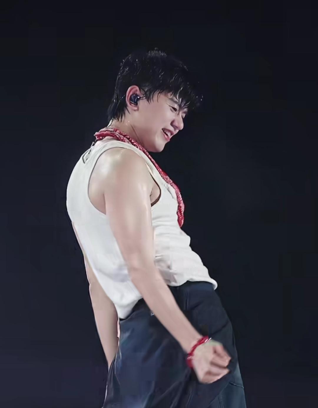 张杰为鸟巢拼了，
一天消耗3500千卡，
一般人真顶不住。

张杰为了鸟巢演唱会