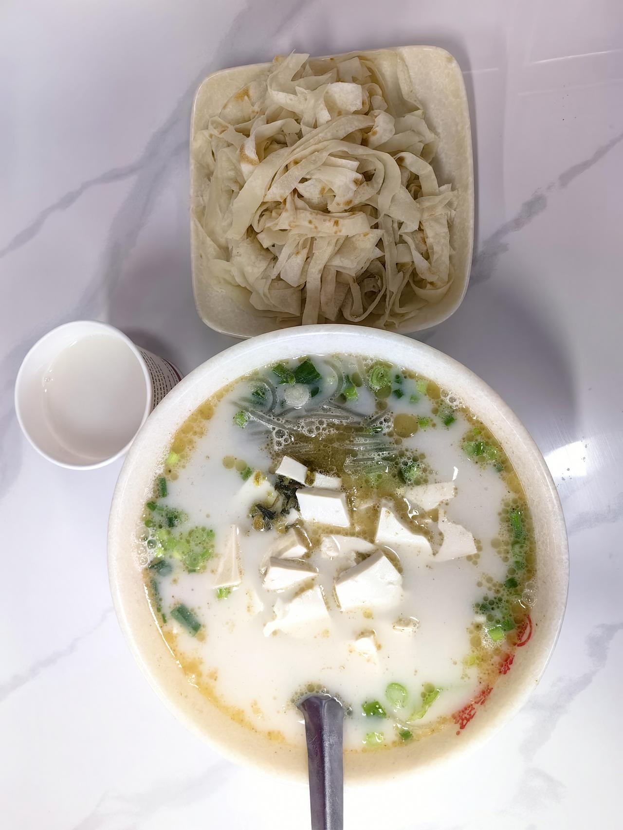 早餐来一碗嫩豆腐汤，简直太舒服了！嫩滑的豆腐在舌尖上跳舞，劲道的粉丝吸满了汤汁，