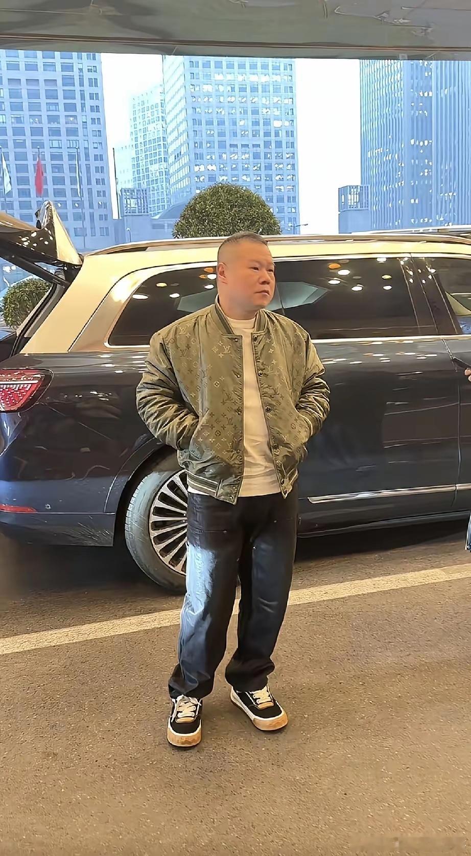 岳云鹏年入过亿，衣品提升不少， LV的夹克被曝3万，鞋子8400，可惜有明显的白