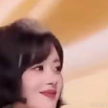 何老师太温暖了，知道丽颖不擅言辞，获奖感言几乎帮她细说了[比心][比心]感觉何老