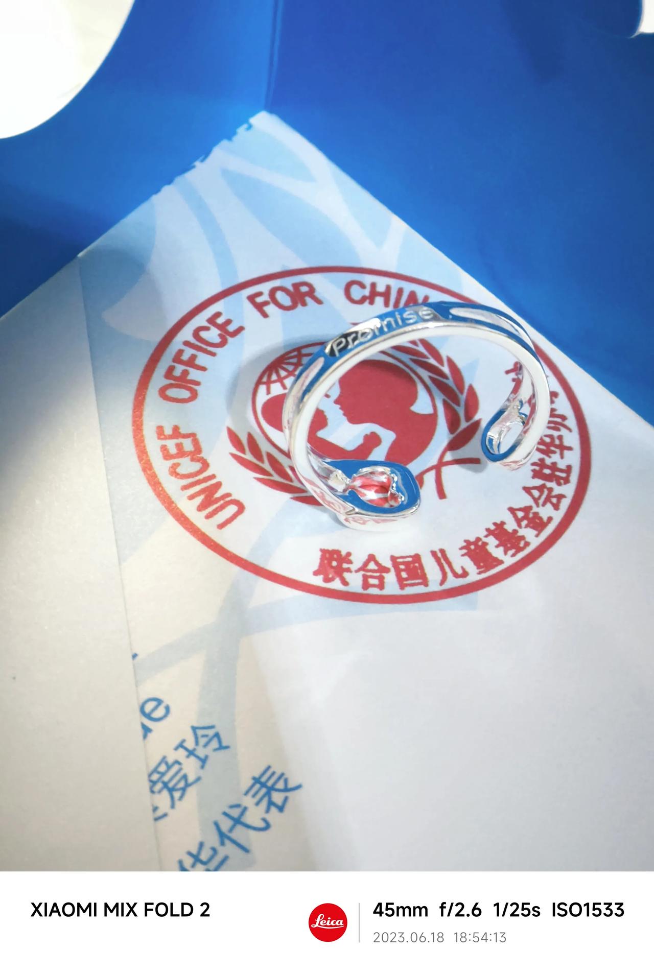 接了一个电话，想着也没买东西啊
拆开一看，惊喜了一下
人生第一枚戒指💍来的突如