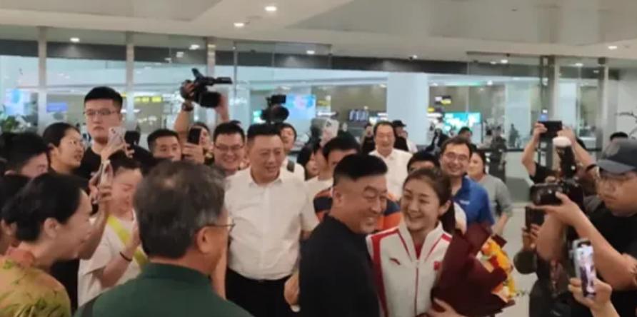 哇塞！陈梦终于回家啦！🎉

9月5号那天，咱们的乒乓球女王陈梦回到了美丽的青岛