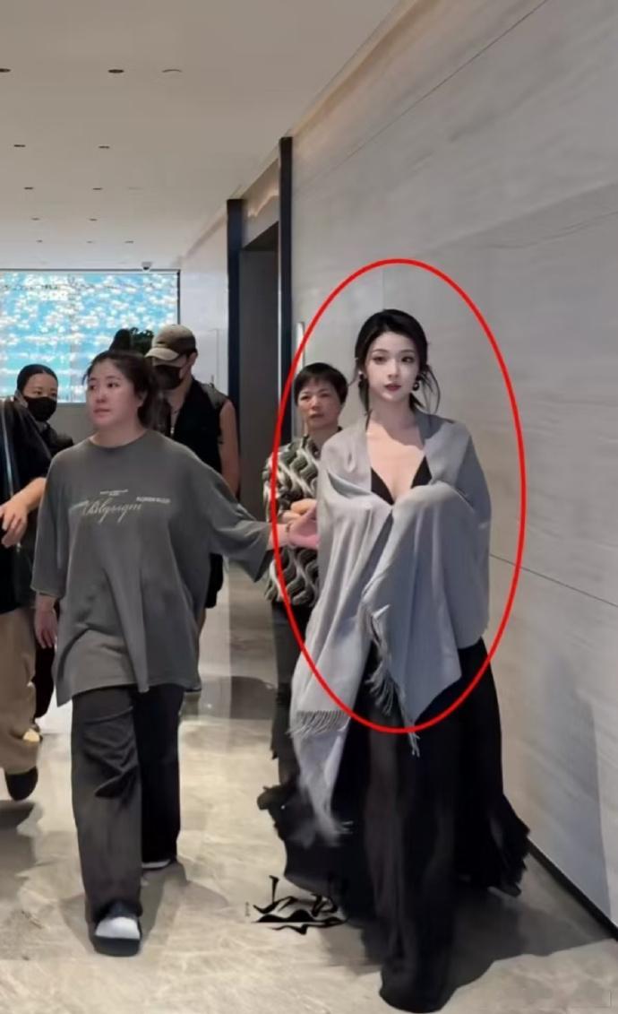 张淼怡惊艳亮相！肤白貌美，脸小纤瘦，发量超多。这出众状态，真让人感叹内娱颜值天花