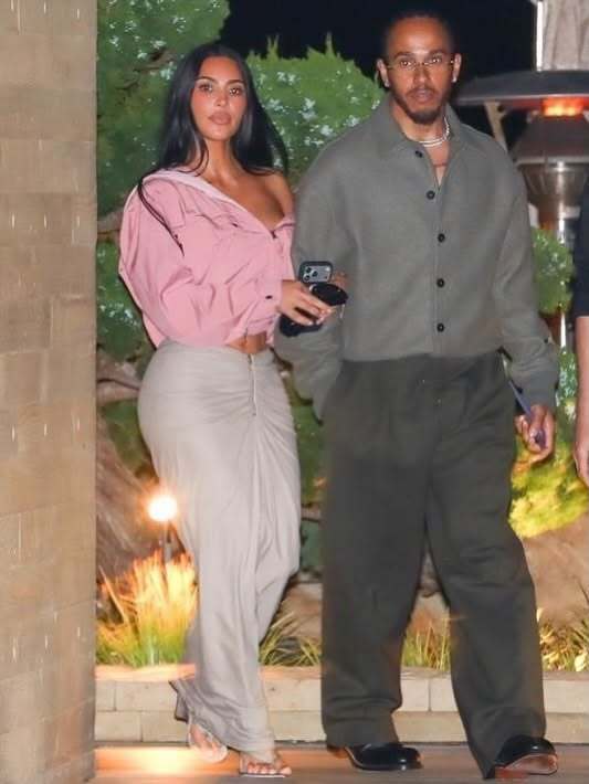 热恋中的金卡戴珊与汉密尔顿挽手外出约会 