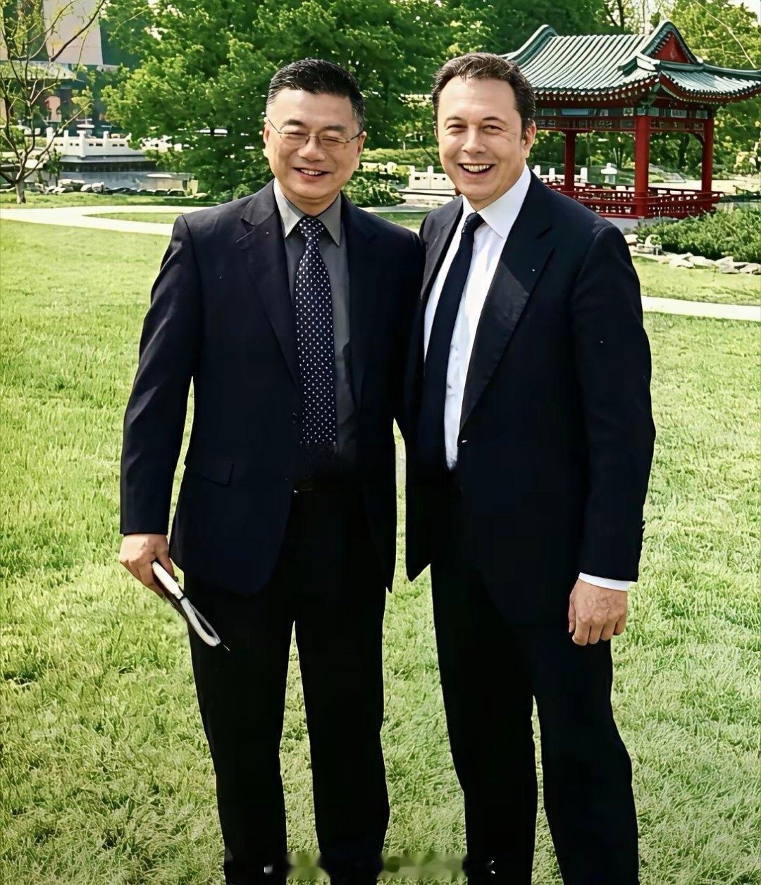 马斯克和上海的同学合照，据说他俩大学时一个宿舍，这么看年轻时还挺帅的 