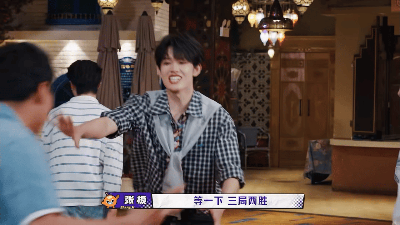 朱志鑫跑到角落里生气哈哈哈哈哈哈哈好可爱 ​​​
