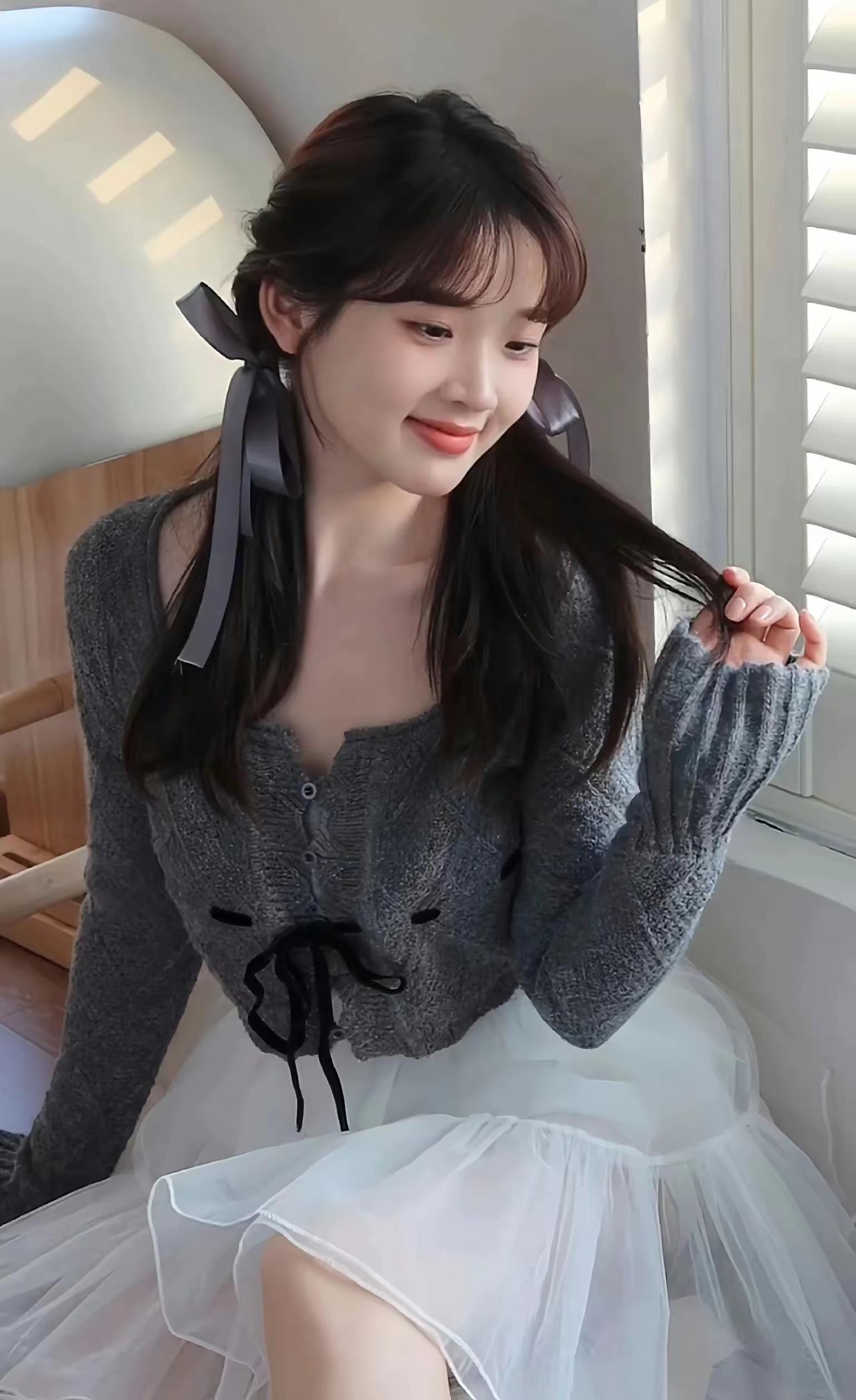 甜美少女风，灰色毛衣搭配白色纱裙，温柔动人！🌸💕灰色针织穿搭 灰色毛衣裙穿搭