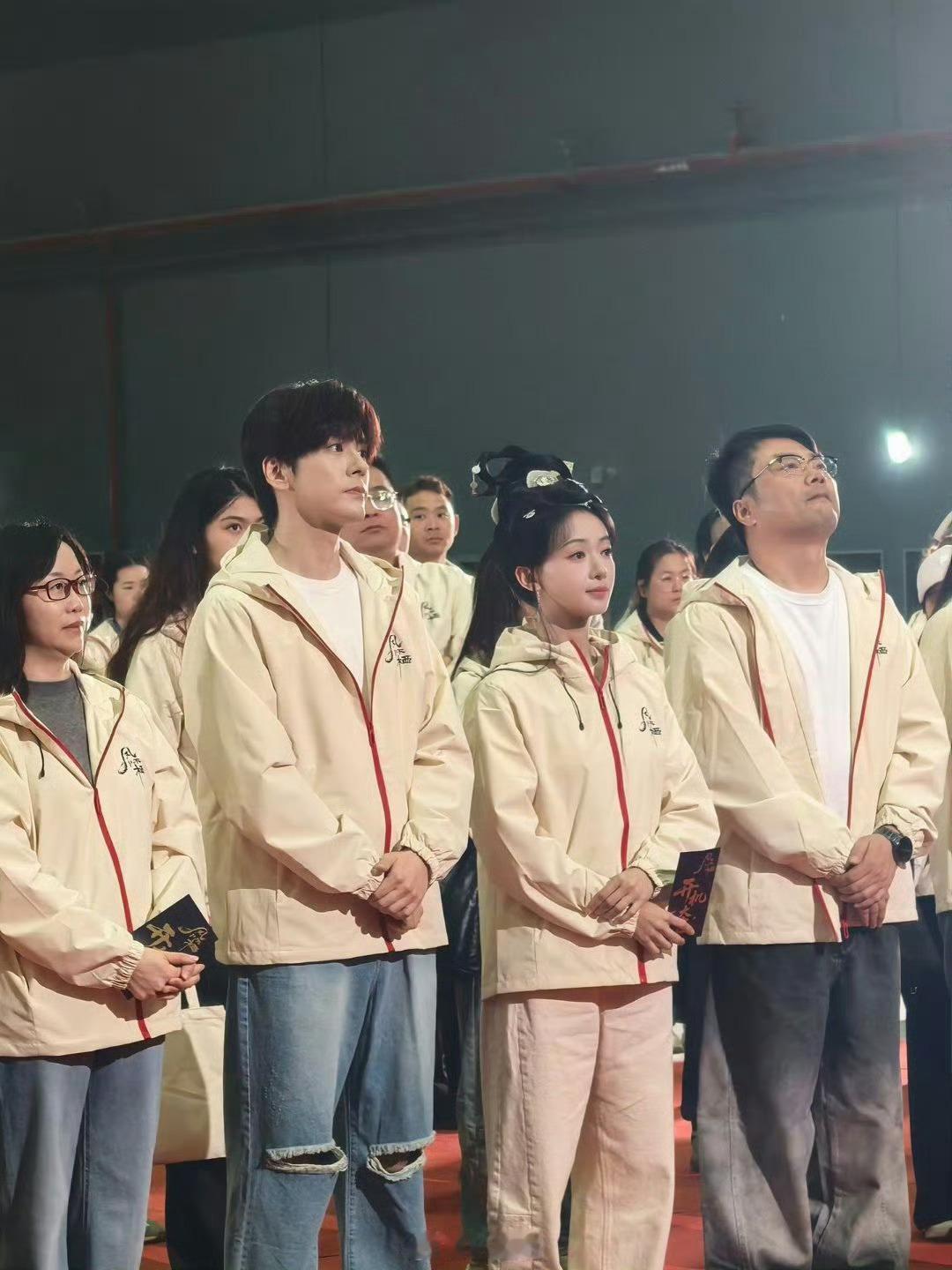 吴谨言魏哲鸣新剧凤不栖开机吴谨言魏哲鸣新剧凤不栖开机路透来啦！这是什么神仙组合，