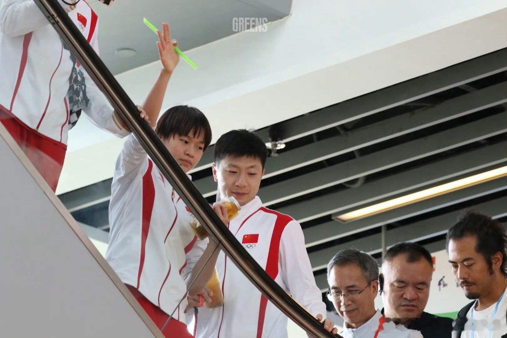 #全妹挽着马龙胳膊#视频找不到了，有位先生说要龙队买奶茶给红红，龙队立马回身去买