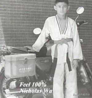 一张鲜为人知的照片，记录着少年时期练习跆拳道的吴奇隆！鲜有人知，吴奇隆从小学起便