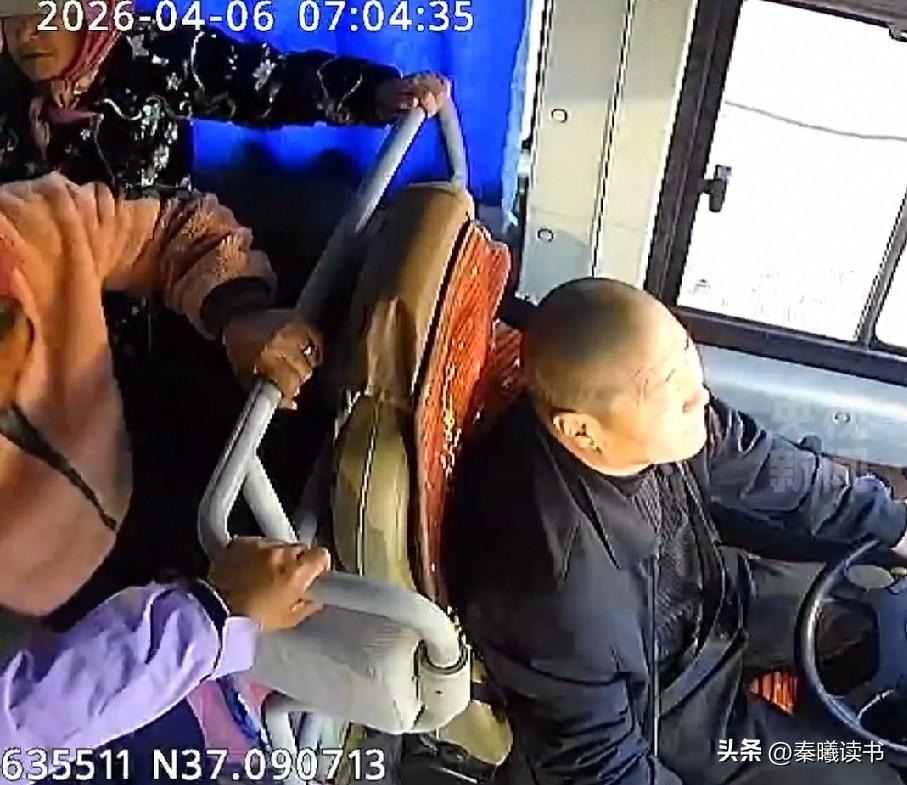 "师傅！"大巴突然撞向护栏，众人尖叫。师傅脸白如纸，死死握紧方向盘。车停进应急车