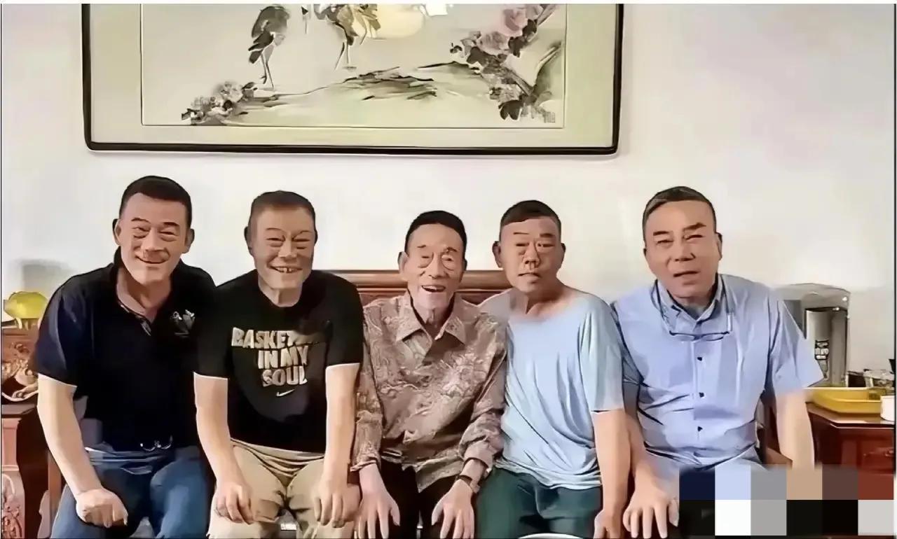 相声名家杨少华去世。
他有多个儿子从事相声行业，也算后继有人。

大儿子杨威，活