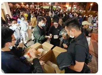 我原以为李嘉诚
捐款8000万已经是最大数额的捐款了，没想到除了霍英东，刘德华。