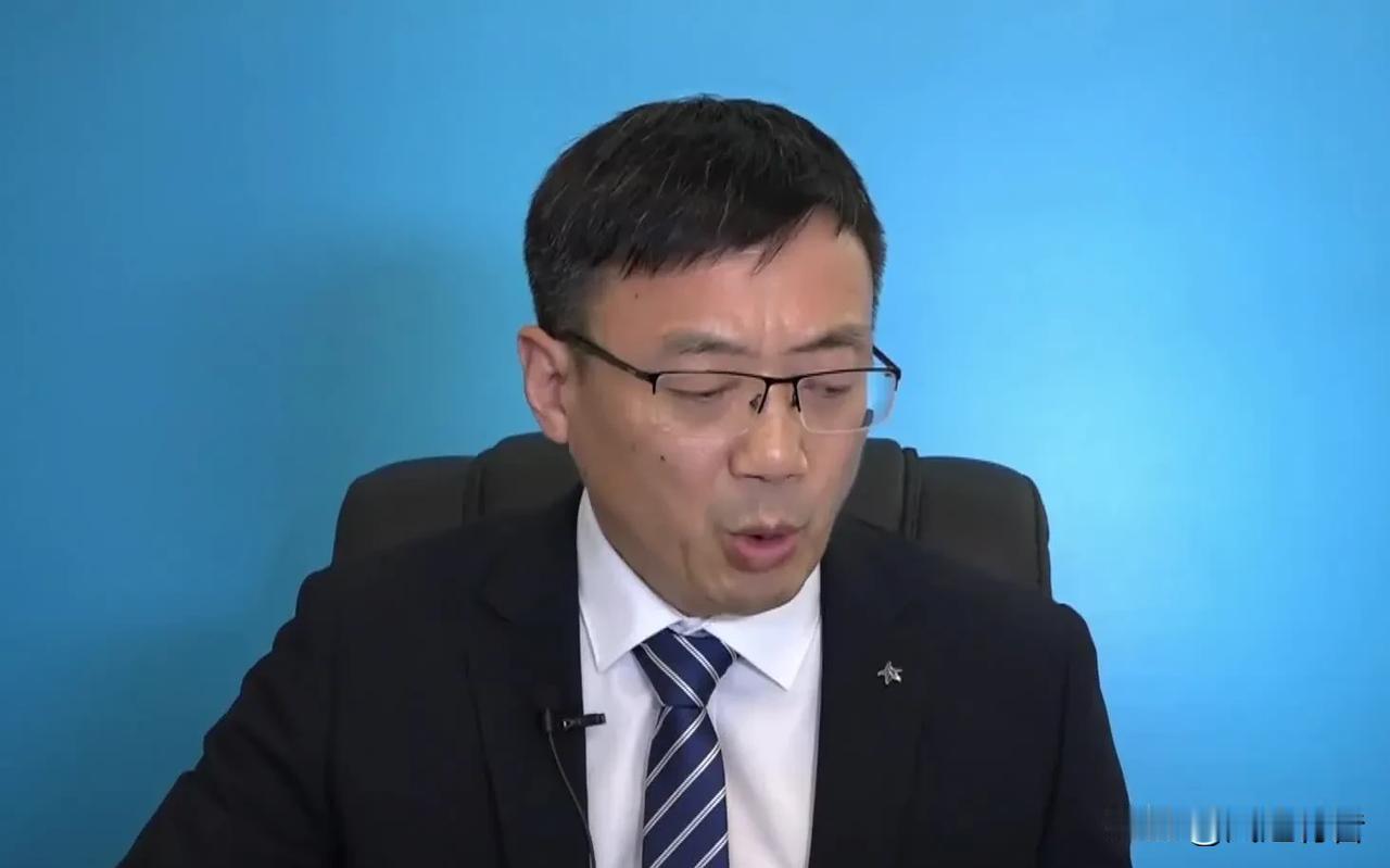 针对部分地区中考改革将历史改为考察科目问题，汤家凤提出中考不能不考历史，为减轻学