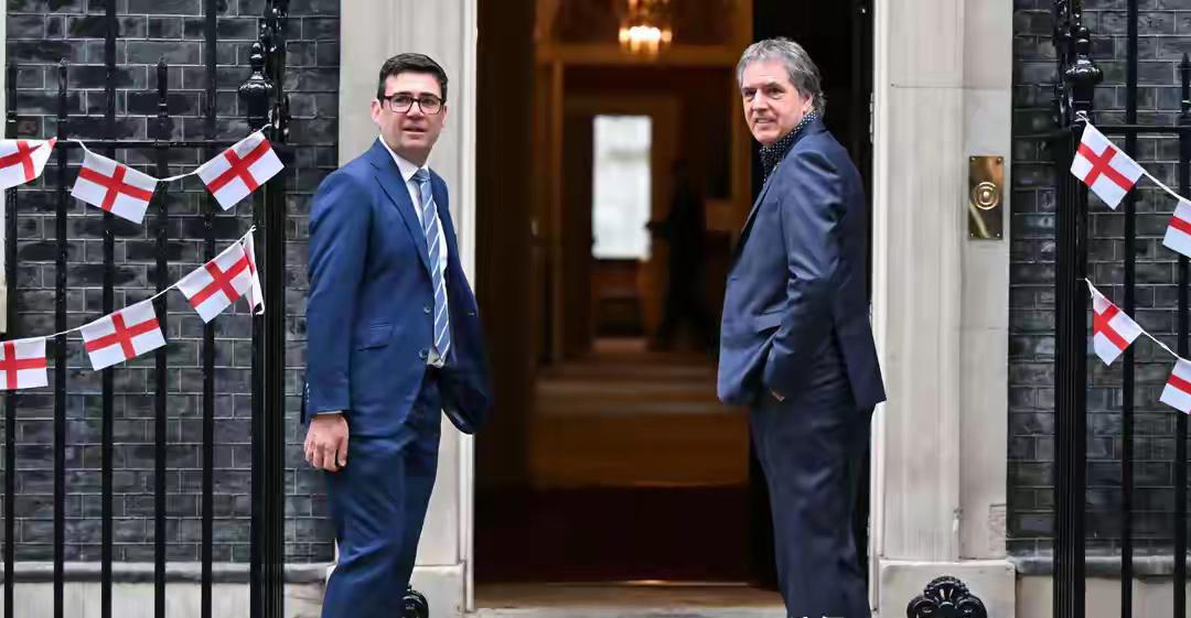 太阳打西边出来了？英国100多名百万富翁联名：请向我们征税
当英国最贫困的人还在