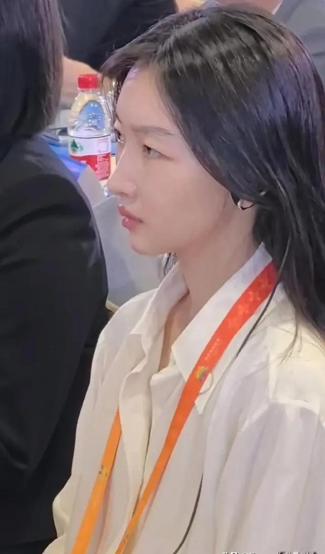 32岁的周冬雨，颜值依然很在线。

2024年北京文化论坛近日举行，星光熠熠。周