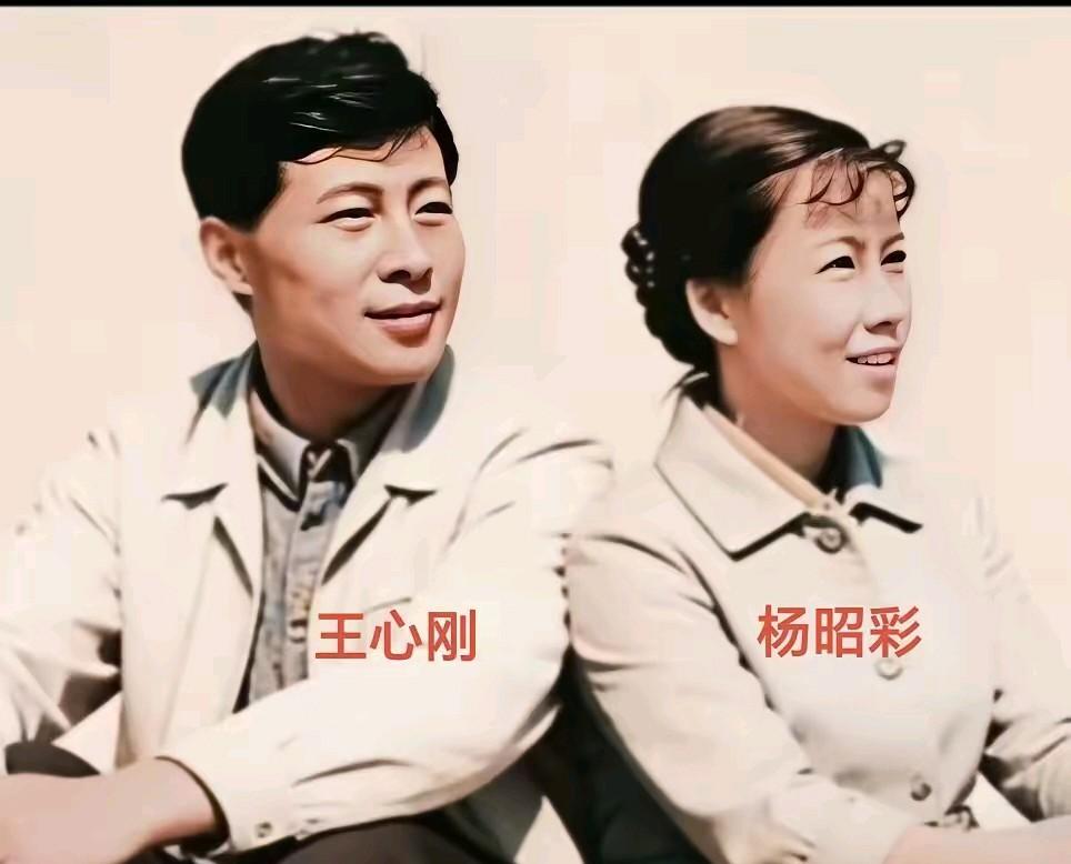 王心刚，一代银幕男神，零绯闻的真君子。他与夫人杨昭彩携手走过几十年，历经风风雨雨