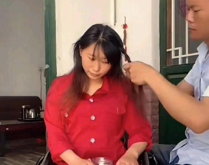 2008年，山东21岁女子为爱翻墙私奔摔成瘫痪。男友知道后，不惜与父母断绝关系，