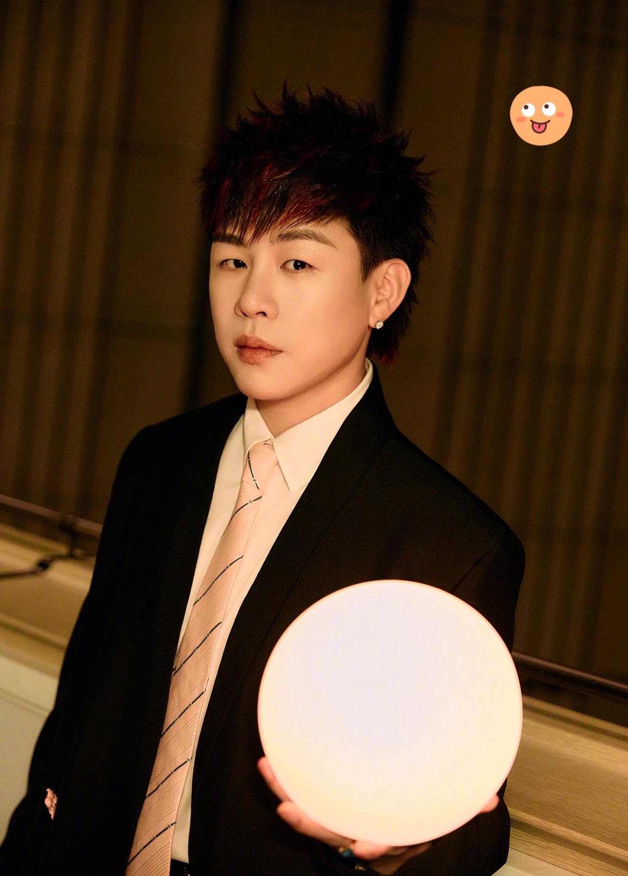 查了一下胡彦斌，
发现了他身上的一个秘密，
​那就是男人可以不帅，也可以穷，
但