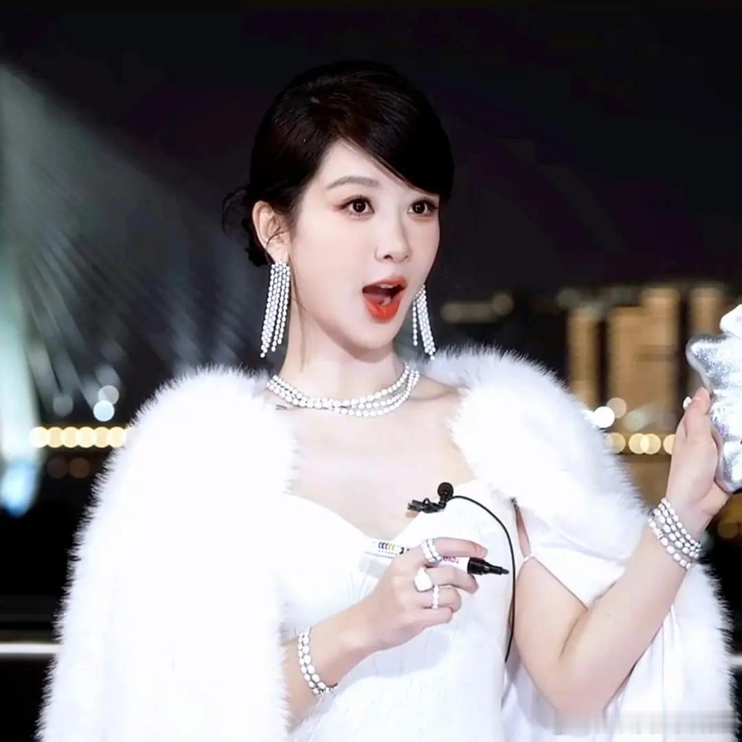 杨紫今天海口直播状态怎么样？这姐状态忽明忽暗，就这个造型请继续保持 