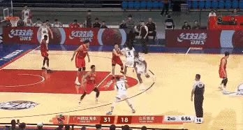 广州朗肽海本中锋徐昕真是太威武霸气了！在今天进行的广州朗肽海本和山东高速的比赛中