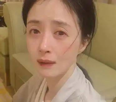 看完43岁蒋欣的近照，当年华妃娘娘的丰润没了 ，但是皮肤超级的好。 