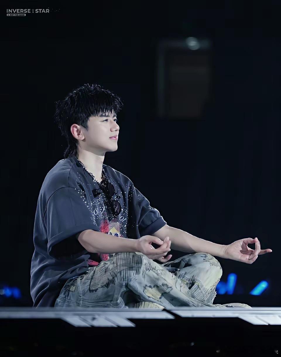 最近的演唱会是怎么了，事故频发！不是张靓颖摔下高台，就是张杰演唱会突然断电！唉呀