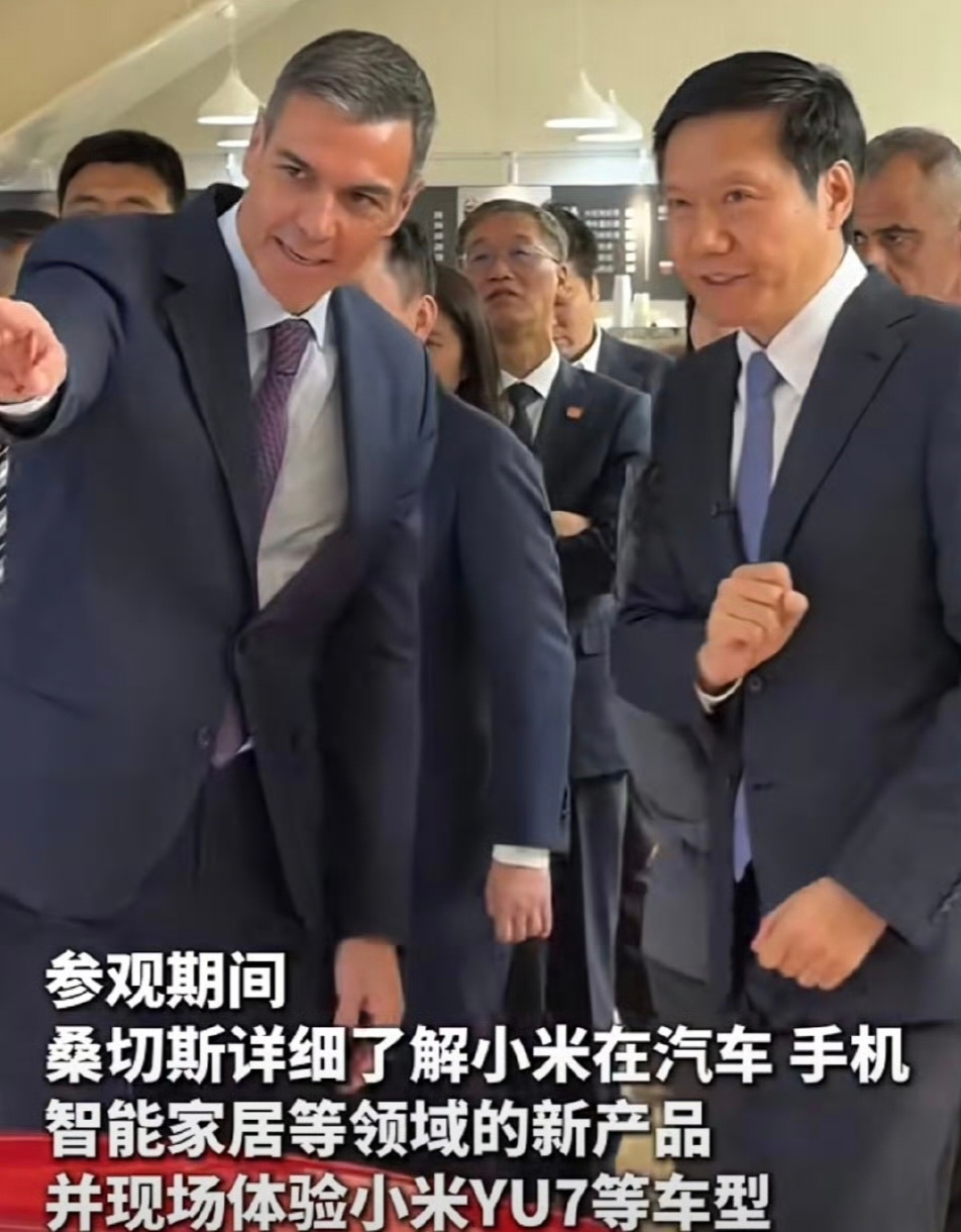 昨天国民党主席郑丽文参观了小米工厂，雷总送了小米手机，卢总送了小米车模，郑丽文说