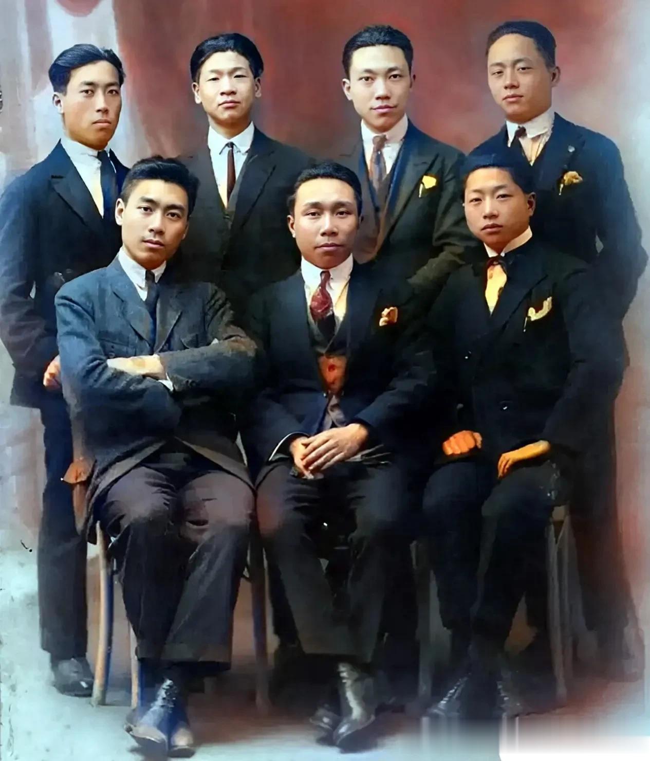 每个怀揣梦想的人都值得赞赏！1921年，在法国巴黎，七位年轻人穿着整齐的西装聚集