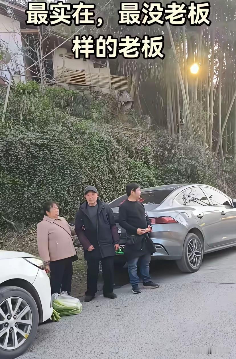 上亿元身价了，还这么低调，扑素，领父母在路边等车张雪机车