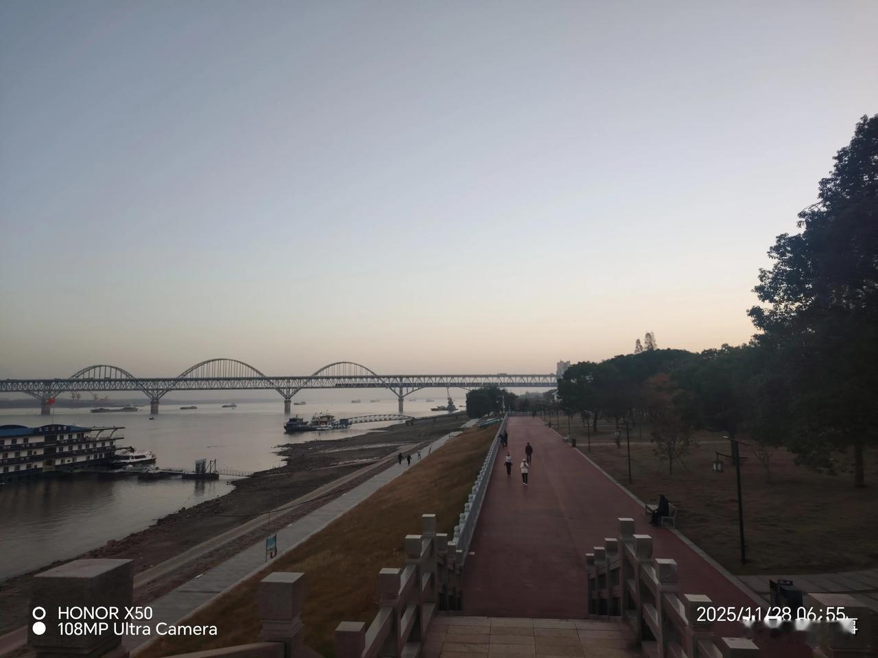 11月28日长江岸边晨练赏九江长江大桥