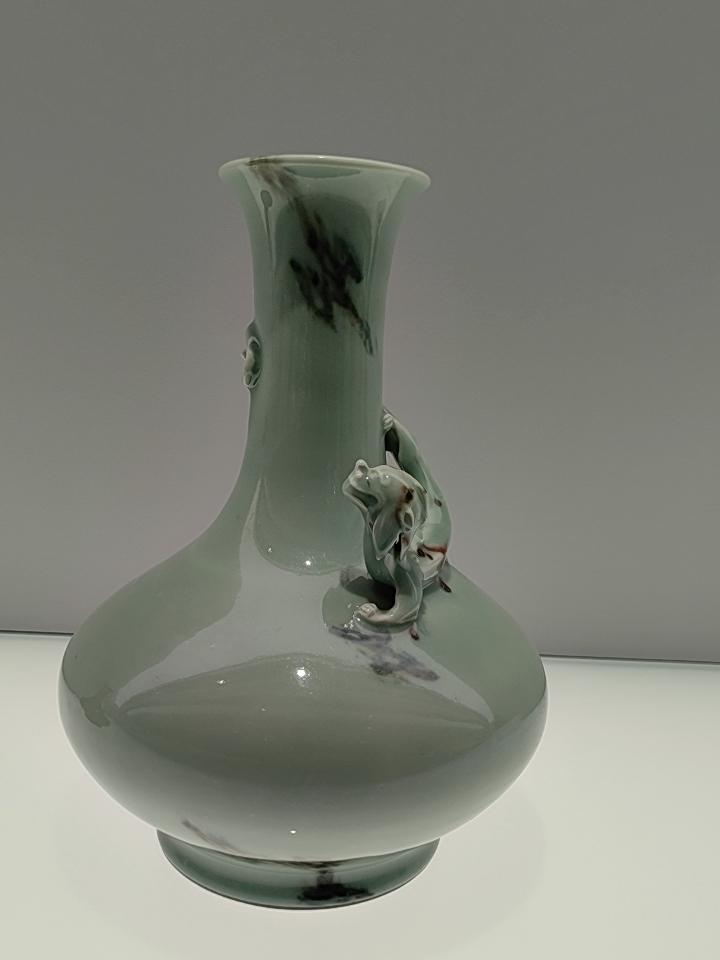 青瓷花瓶，其古朴典雅的气质，着实韵味悠长！我家有一只宋代风格的青瓷花瓶，瓶身线条