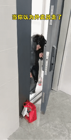 女子应该是被通知外卖送到了，让放门口边，结果开门拿餐发现小哥拍照，愣了一下，其实