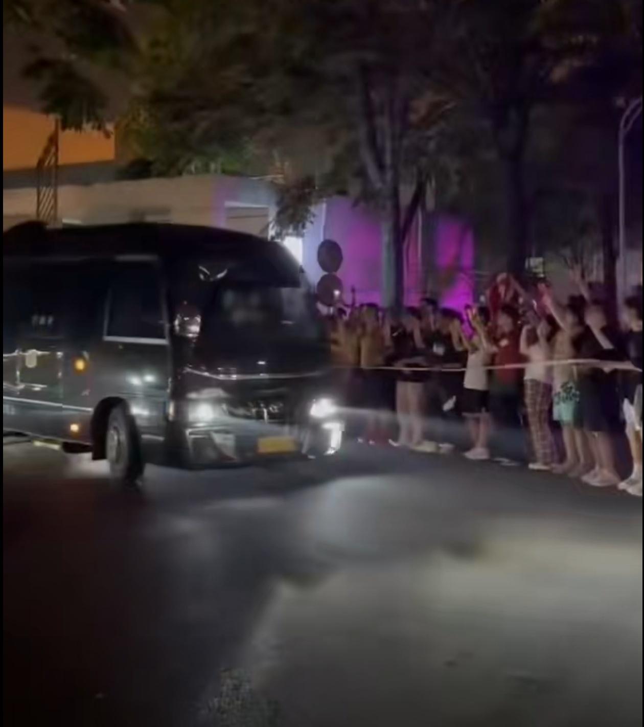 太疯狂！球迷在凌晨追着詹姆斯的车跑！

NBA超级巨星詹姆斯在今日凌晨抵达上海，