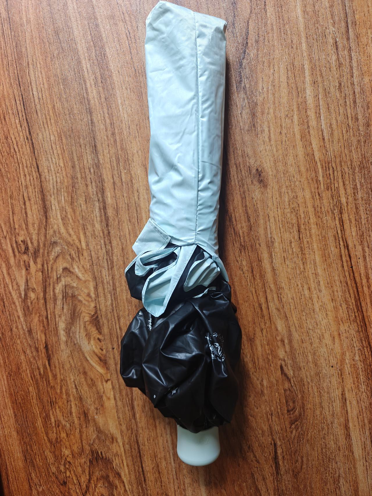 下雨挨了一场淋，想起要买一把伞。
新伞到手了，抽出来看，规规矩矩，整整齐齐。
打