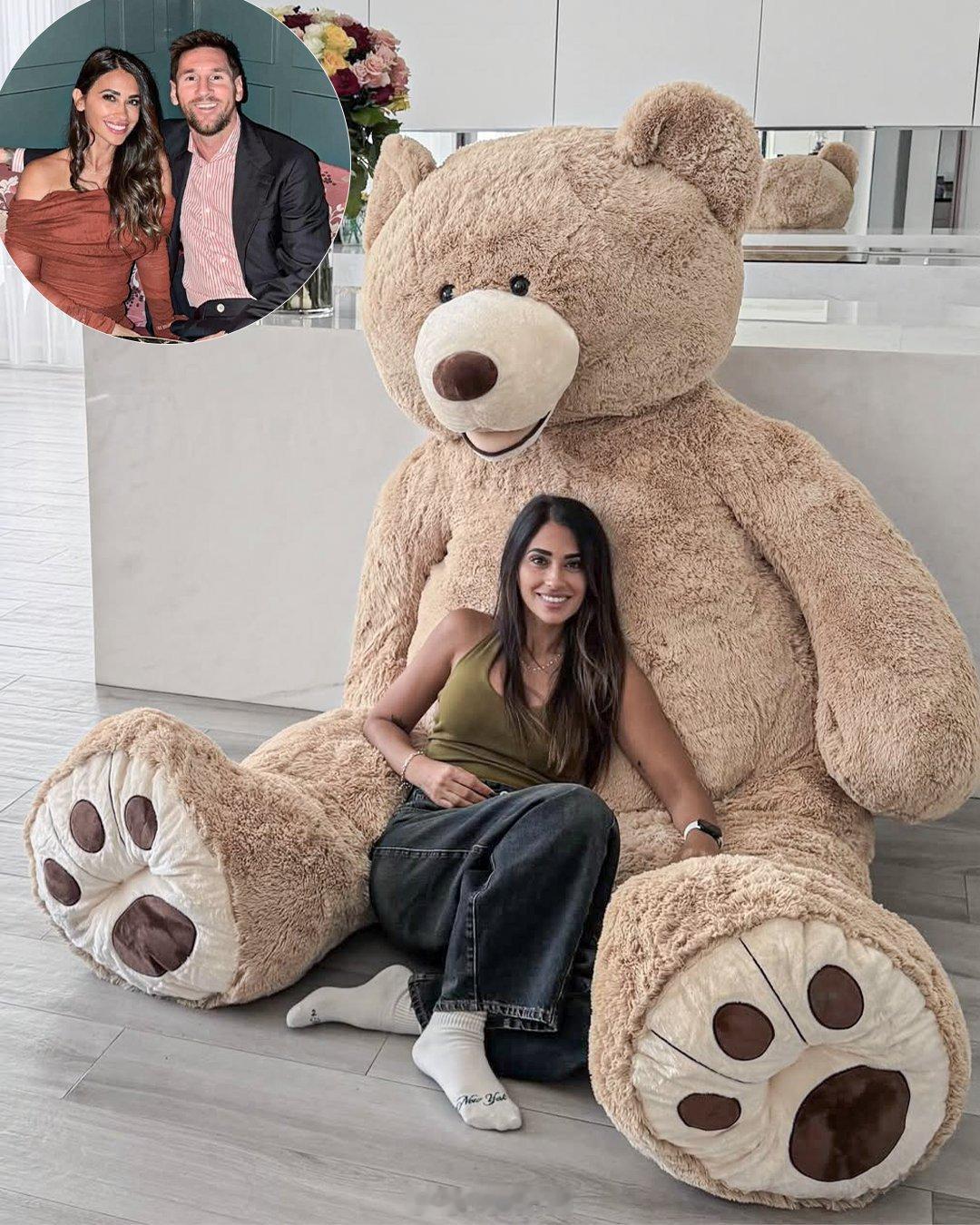 阿根廷球迷俱乐部 煤球的浪漫💖这可能是你见过最大的泰迪熊了😄这是梅西送给安东