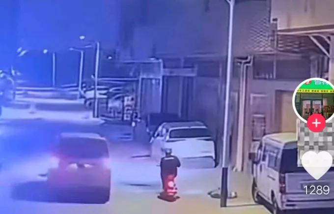 精选车祸类型：一辆面包车和一辆摩托车同向行驶(下图)，走着走着，面包车被路面上微