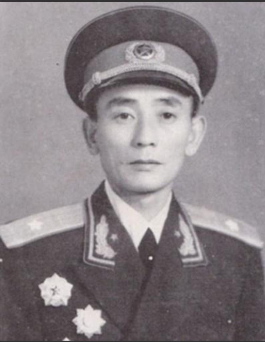 1973年，福州军区副司令员妹妹进城。她特意来看他，开口就说："哥，我儿子在你手
